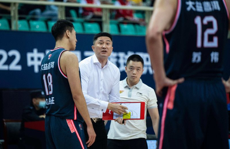 但这球奥斯梅恩越位了，进球无效，尤文仍1-0领先那不勒斯【比赛焦点瞬间】第7分钟，尤文反击推进，坎比亚索内切的射门偏出第8分钟，洛博特卡右路似传似射，什琴斯尼把球按在了门线上第9分钟，波利塔诺尝试一脚远射，打偏了第19分钟，尤文连续进攻，麦肯尼的倒钩被吹了犯规第39分钟，什琴斯尼扑出对手近距离的射门，不过这球也越位在先了半场结束前，克瓦拉茨赫利亚没有控制住情绪，用球砸人，吃到黄牌第50分钟，弗拉霍维奇远射中柱！